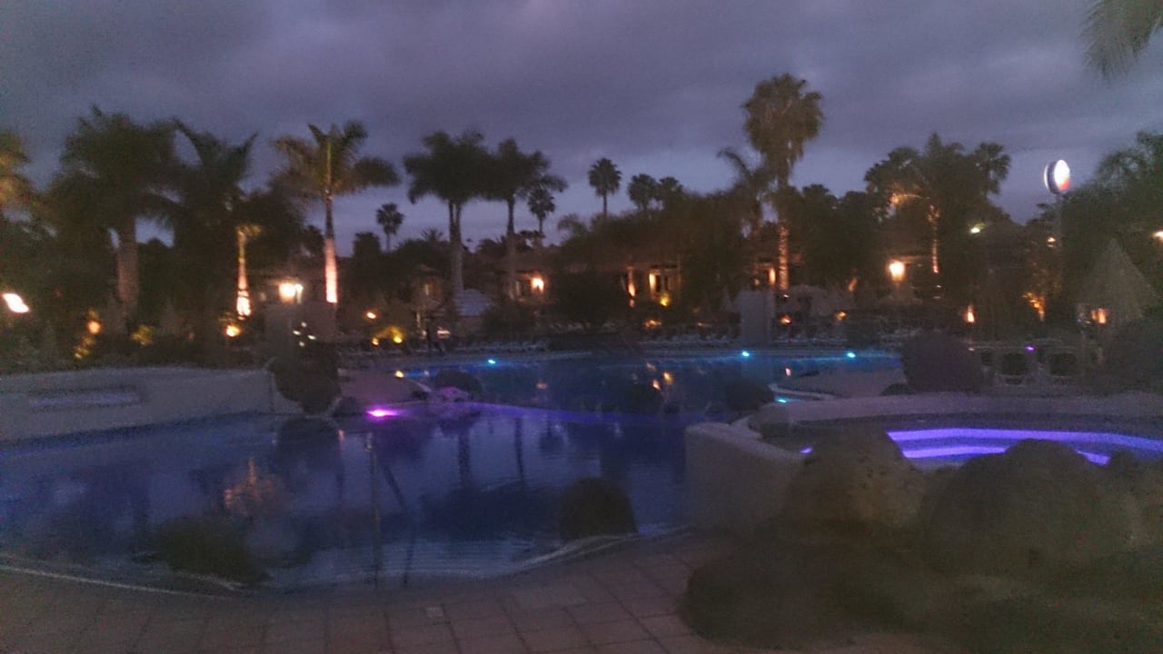 Poolanlange am Abend allsun Hotel Esplendido