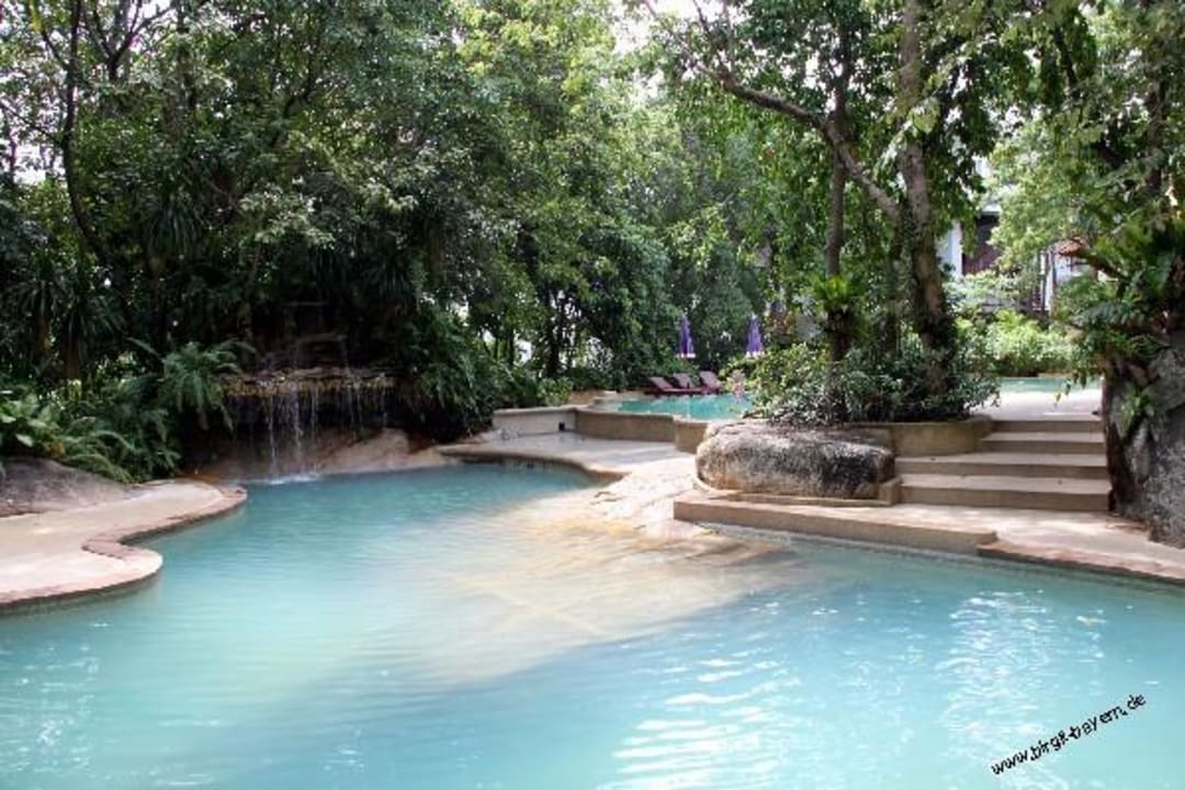 Oberer, defekter Pool The Fair House Beach Resort