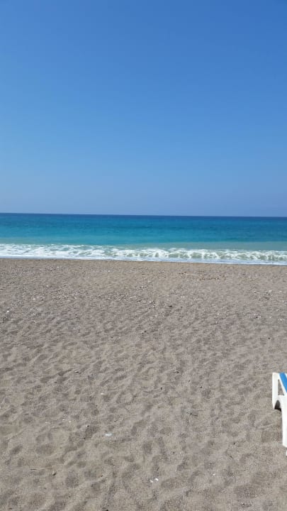 Strand mit schönem Wasser Skys Hotel