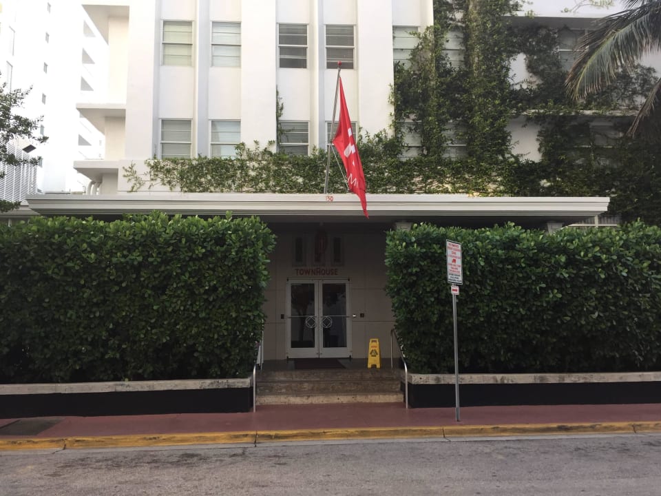 Eingang The One50 Hotel, BW Signature Collection