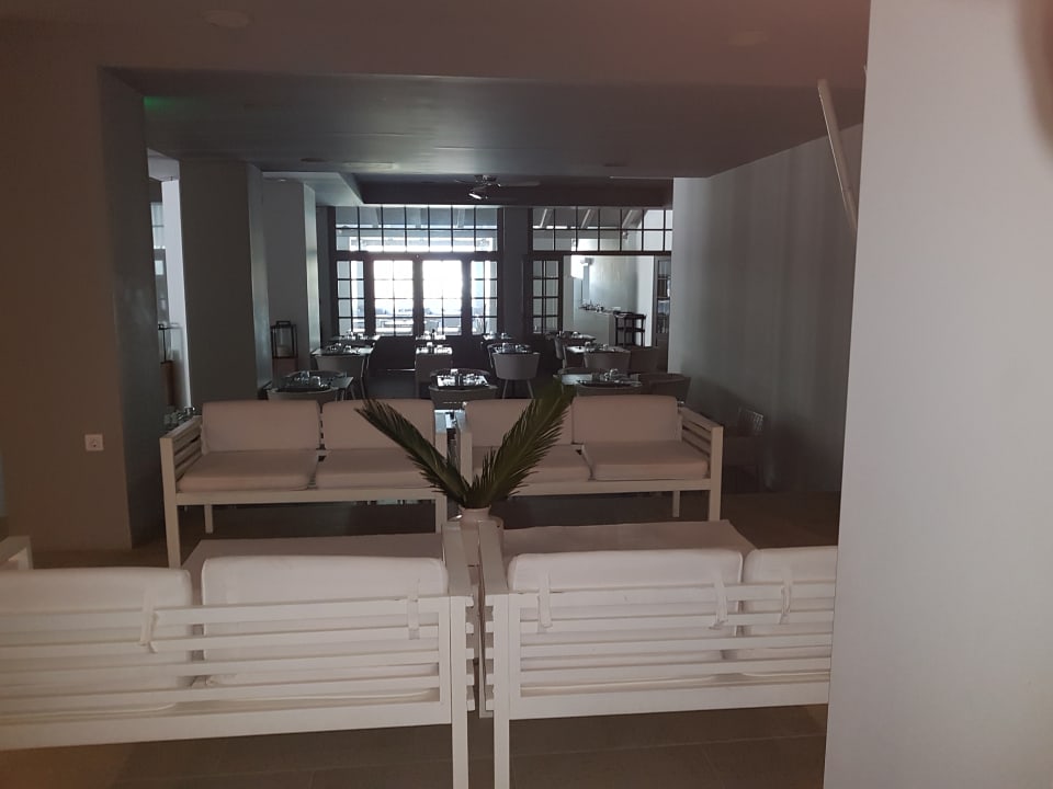 Restaurant The Bay Hotel & Suites