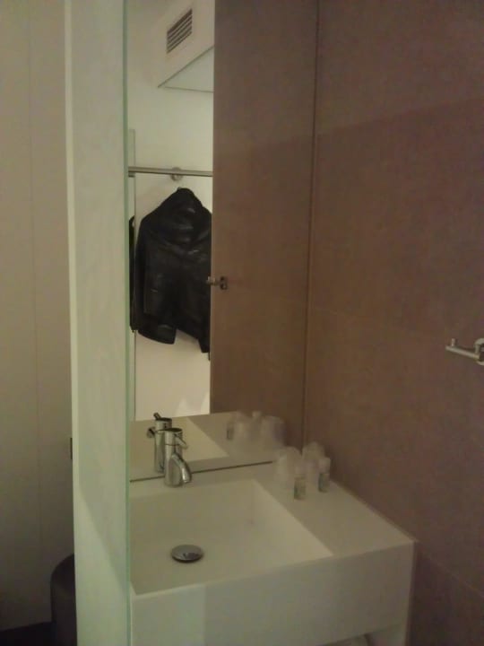 Waschtisch im Zimmer B&B Hotel Köln-West