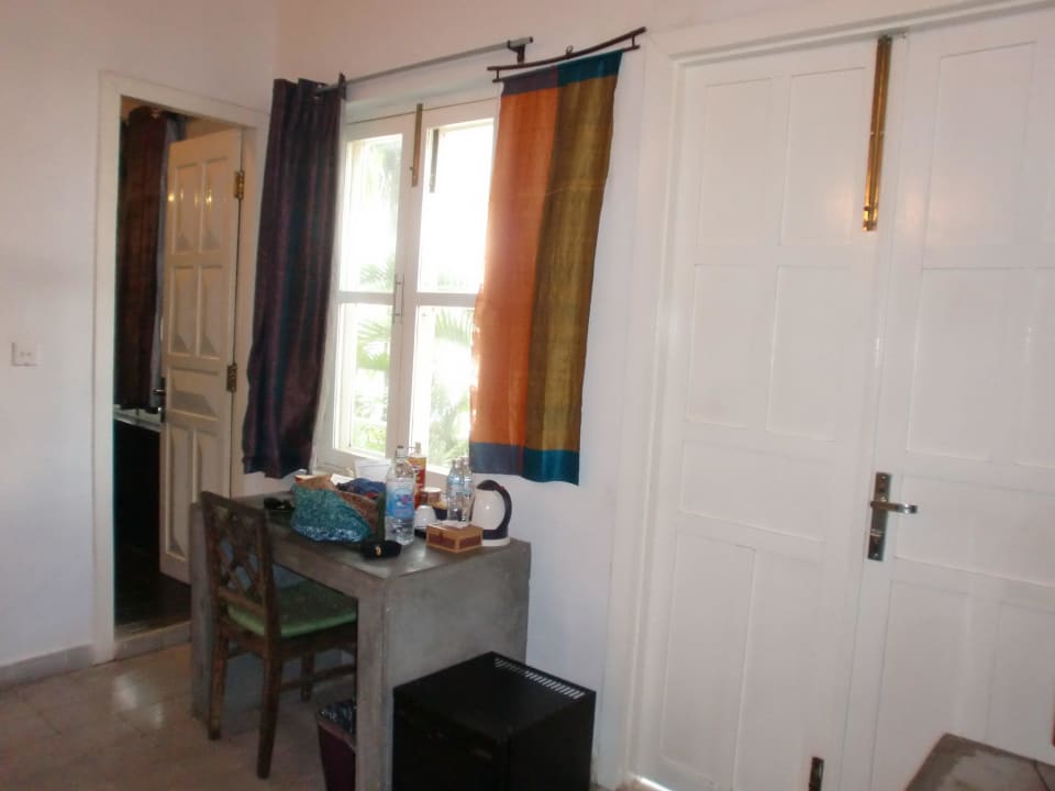 Ein kleiner Tisch und die Tür zum Balkon Hotel Blue Lime