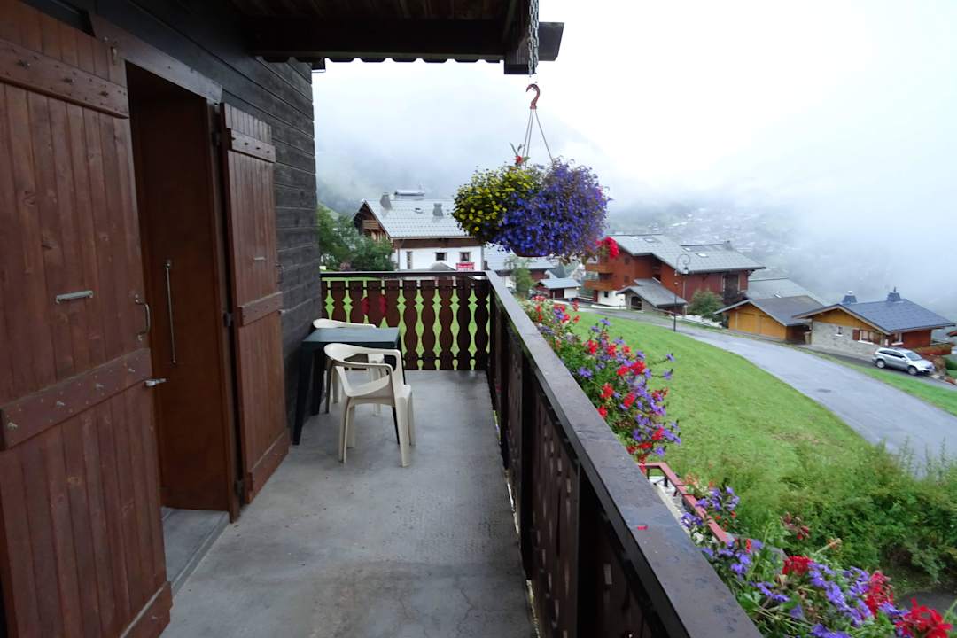 Balkon vor den Zimmern Hotel Bienvenu