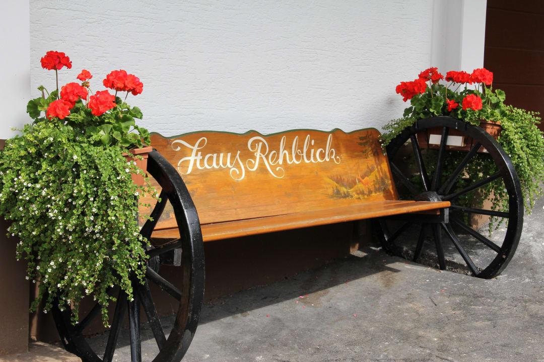 "zum ausruhen" vor dem Haus Pension Rehblick