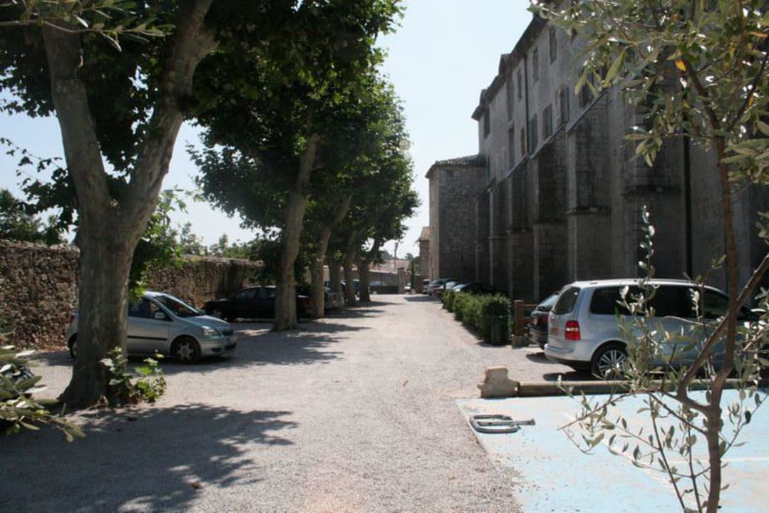 Parkplatz im Schatten Hôtel Le Couvent Royal