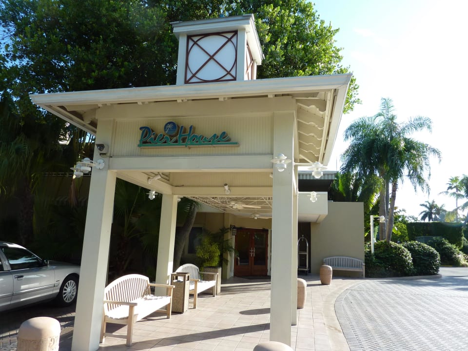 Blick vom Parkplatz Hotel Pier House & Caribbean Spa