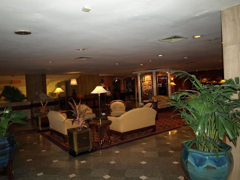 Sitzgelegenheiten in der Lobby Centara Grand at Central Plaza Ladprao Bangkok