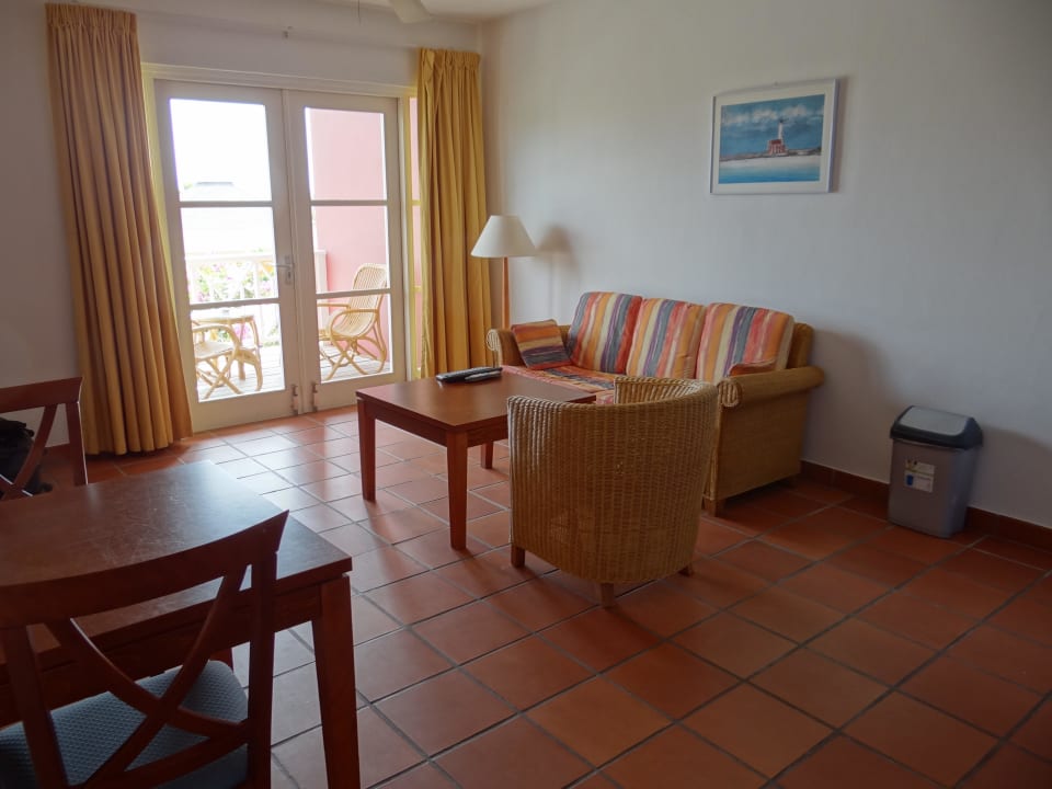 Wohnbereich mit Blick zum Balkon Chogogo Dive & Beach Resort