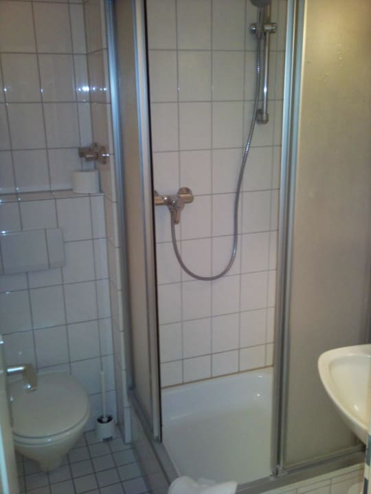 Dusche im Zimmer 302 Bold Hotel Frankfurt Messe