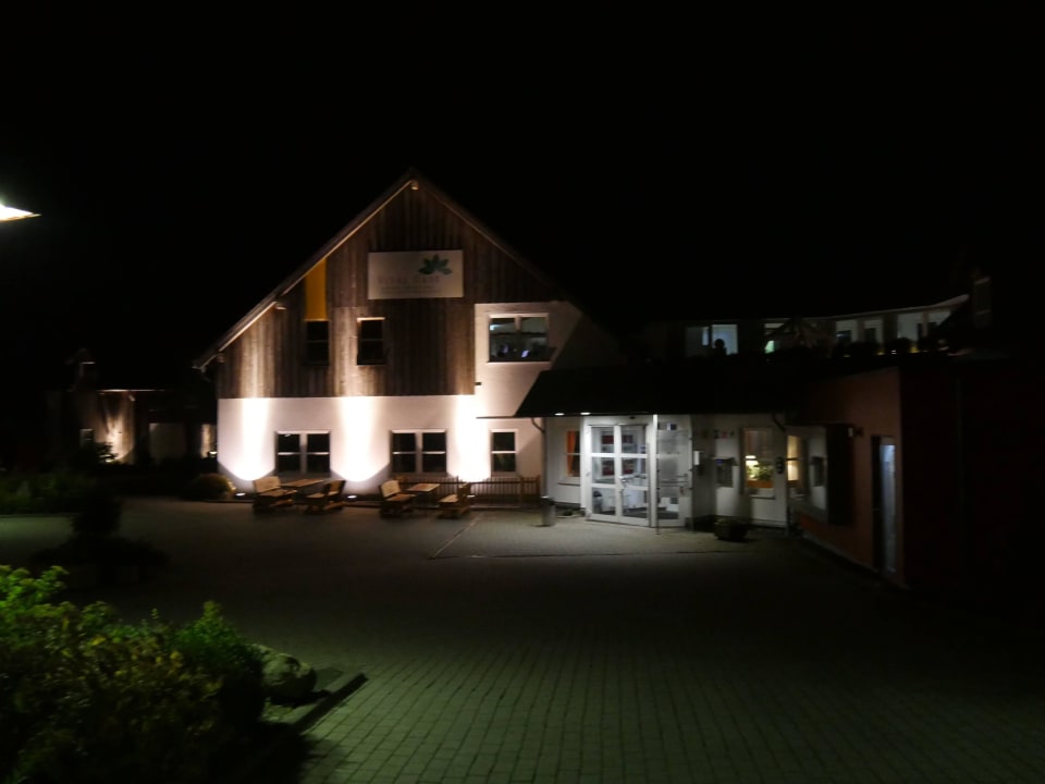 Das Hauptgebäude bei Dunkelheit Hapimag Resort Winterberg