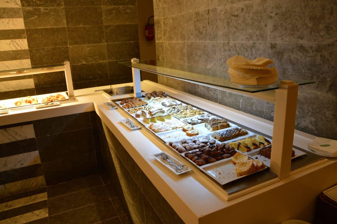 Teil des Frühstücksbüffets The Orangers Beach Resort and Bungalows