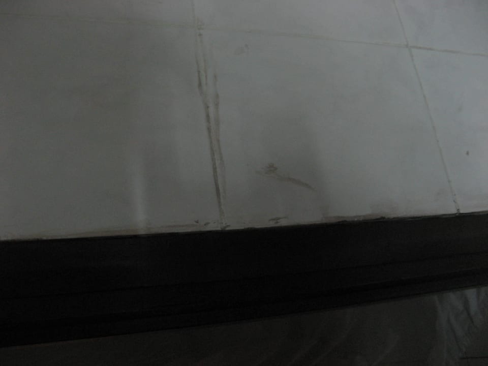 Schmutzige Fliesen im Badezimmer PrideInn Flamingo Beach Resort & Spa