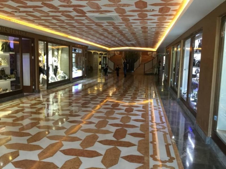 Weg zum Pool Royal Taj Mahal Hotel