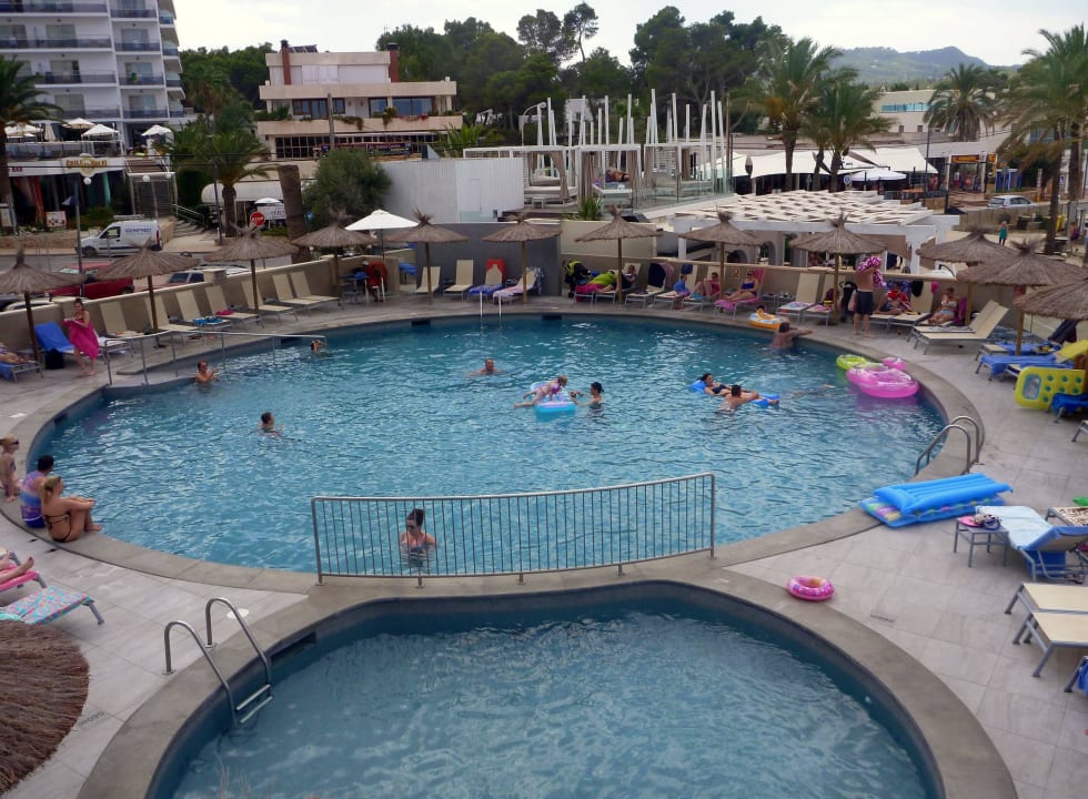 Blick auf die Pools NYX Hotel Ibiza - adults only