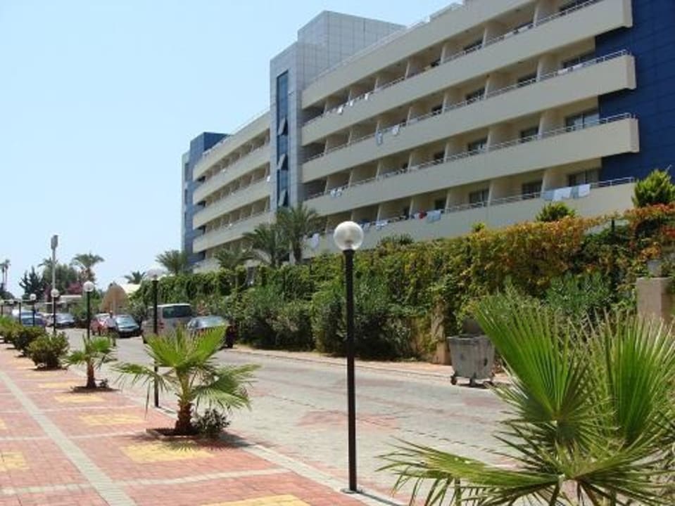 Улочки между отелями Club Turtas Beach Hotel