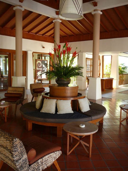 Schön gestaltete Lobby Hotel Naithonburi Beach Resort