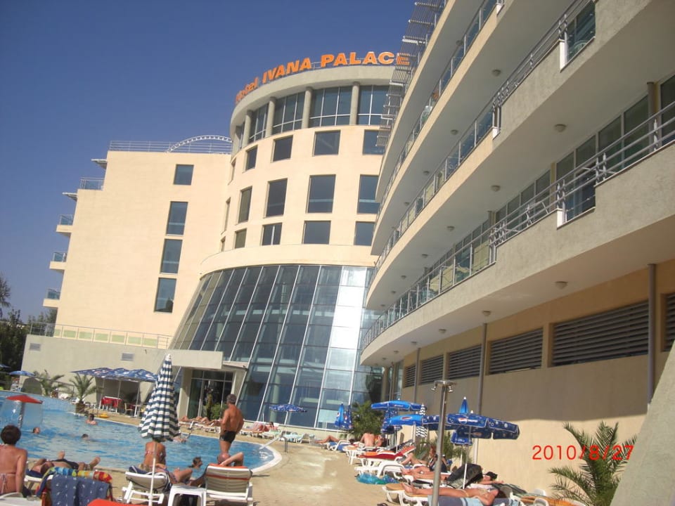 Widok od strony basenu Hotel Ivana Palace