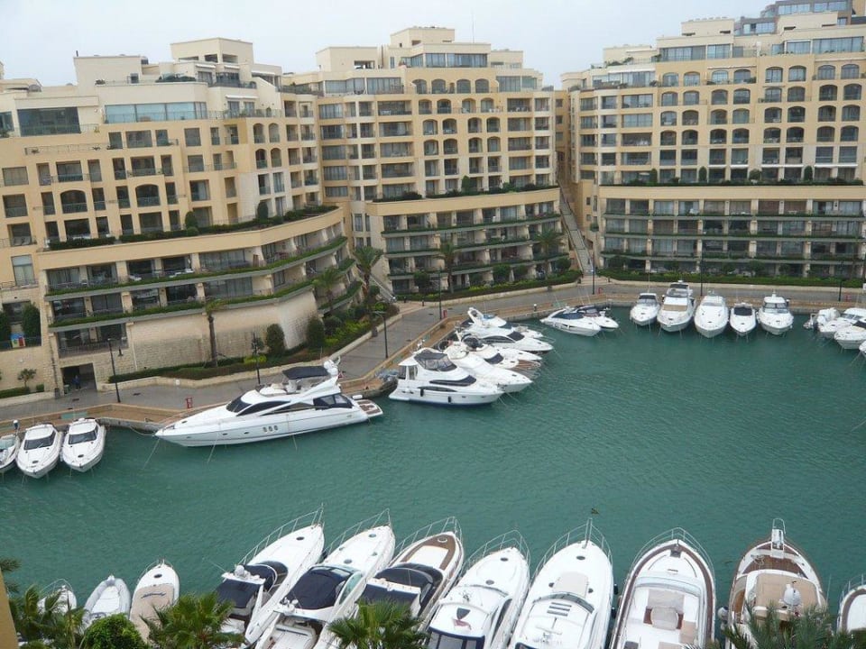 Blick auf die Portomaso Wohnanlage Hilton Malta
