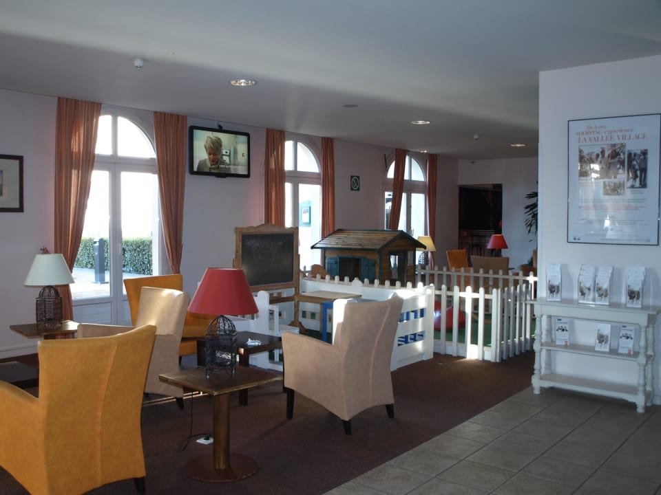 Sitzmöglichkeiten Lobby Campanile Val de France