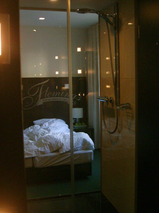 Durch den Spiegel Richtung Bett Flemings Hotel Wien-Stadthalle