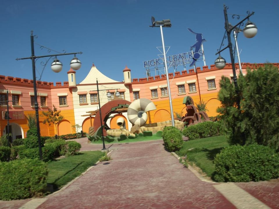 Bubynek z wejsciem głównym, widok od strony ulicy Pickalbatros Aqua Blu Resort - Sharm El Sheikh