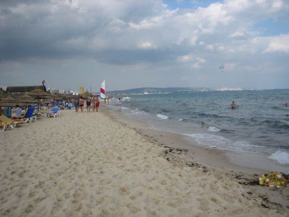 Strandabschnitt links Nachbarhotel (gereinigt) Hotel Medina Belisaire & Thalasso