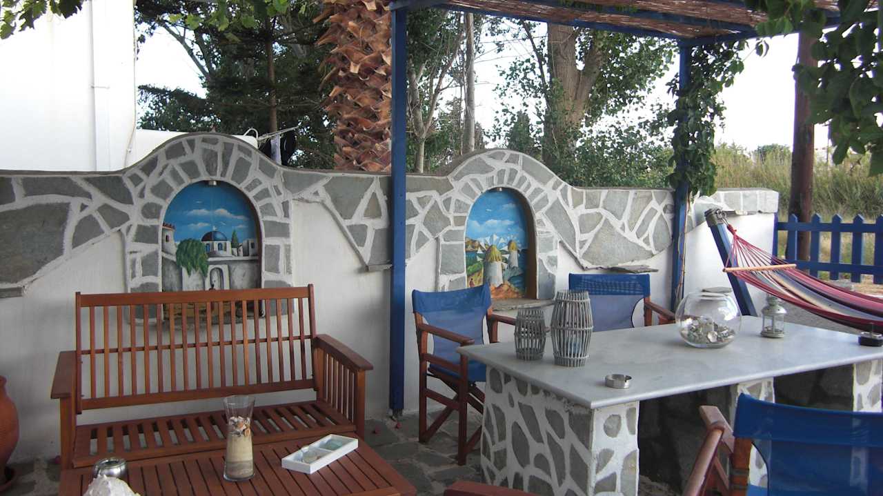 Sitzgruppe im Innenhof Marioly Studios