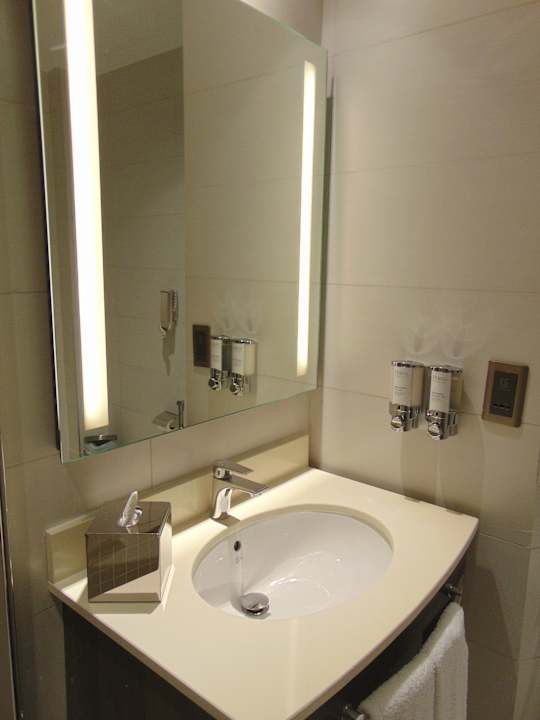 Zimmer Hampton By Hilton Dubai Airport