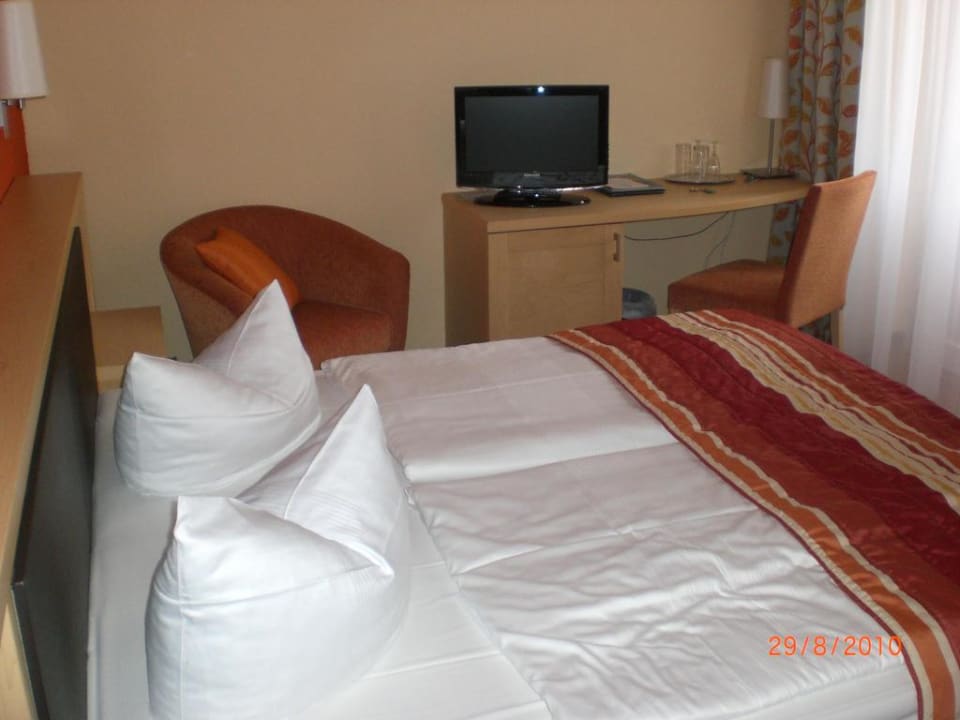 Schreibtisch mit Flat-TV Hotel Lindenhof