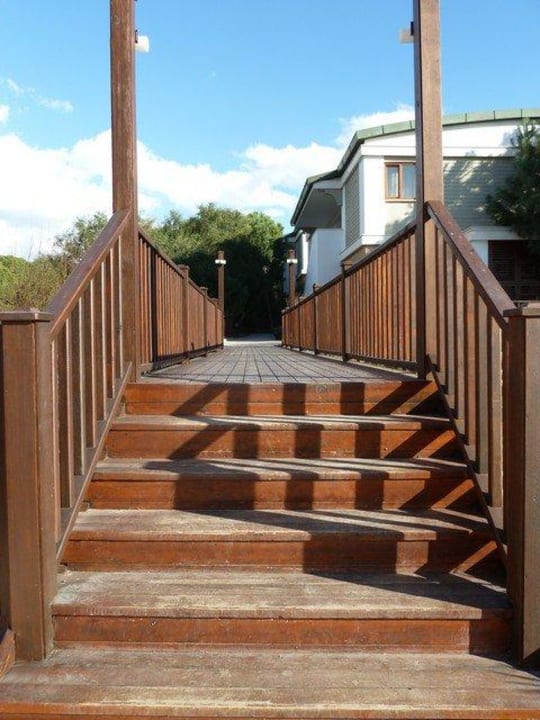 Brücke über Tunnel zu Bungalows vom Seitenausgang Voyage Belek Golf & Spa