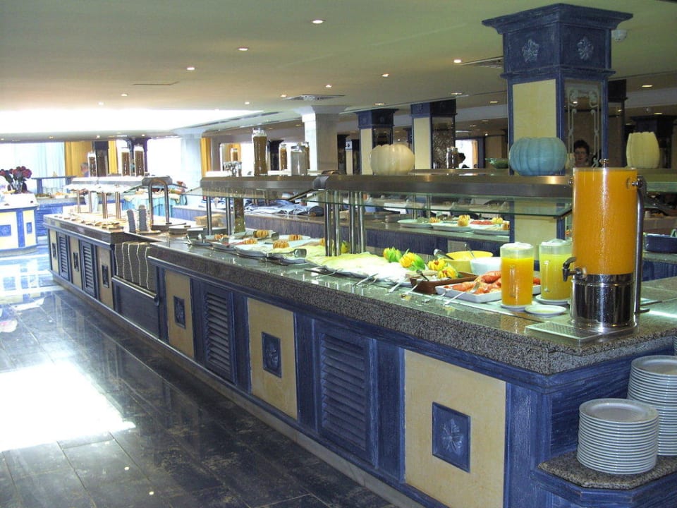 Teil des Buffets (Salat und warme Speisen) Grupotel Los Principes & Spa