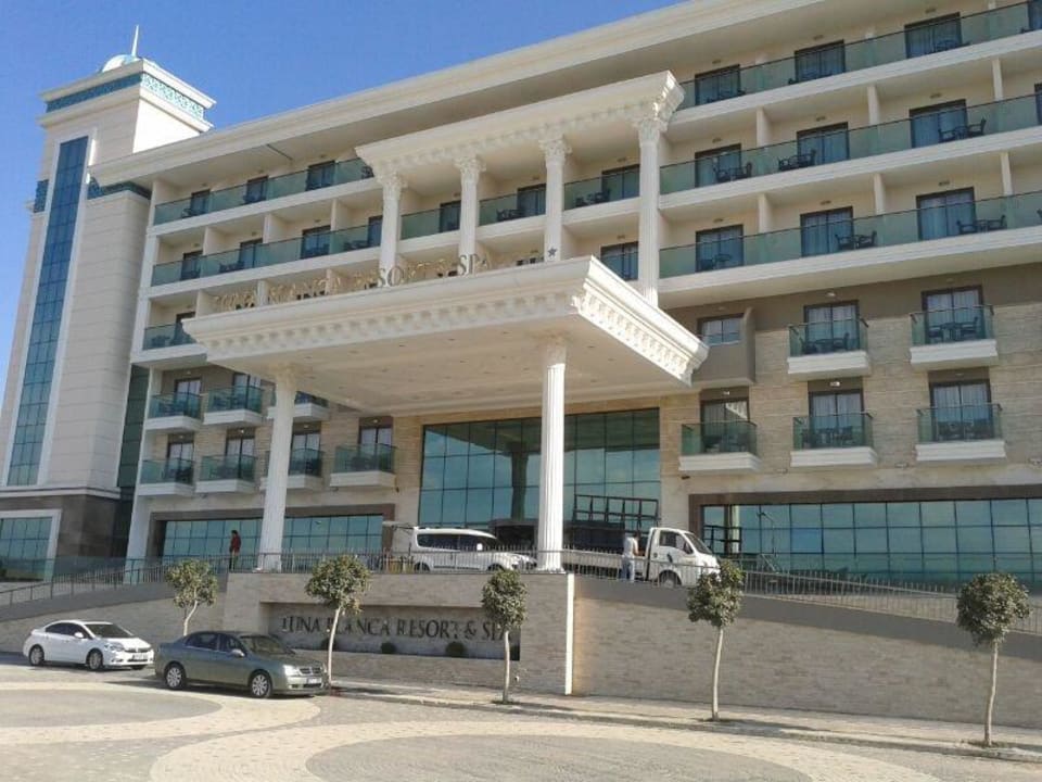 Außenansicht vor dem Hotel Luna Blanca Resort & Spa