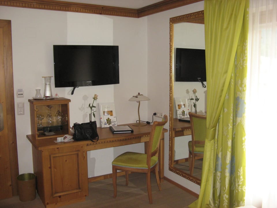 TV und Schreibtisch Hotel Oberforsthof