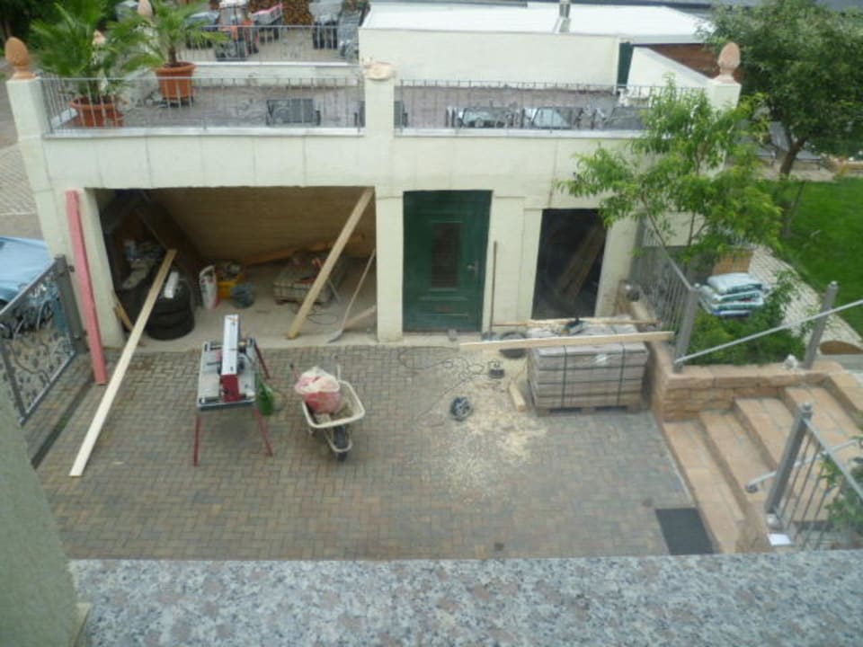 Blick in Innenhof bei Renovierarbeiten Gästehaus Marietta