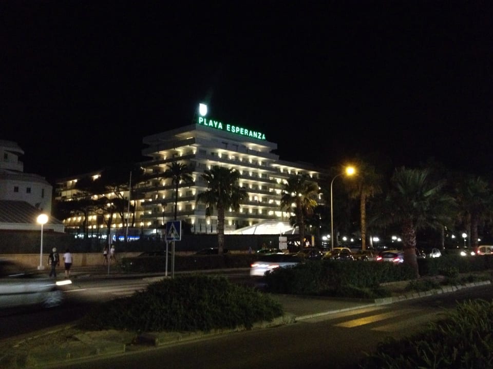 Hotelansicht bei Nacht Playa Esperanza Resort