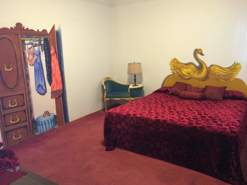 Das Bett und der aufgemalte Kleiderschrank Hotel Amargosa Opera House