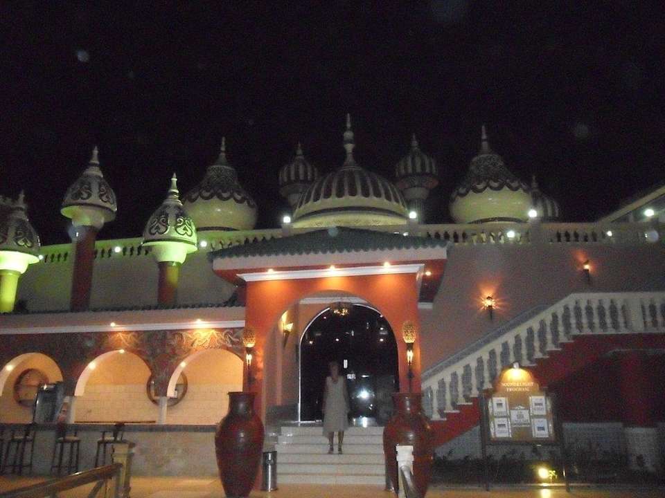 Около входа на шоу 1001 ночь Pickalbatros Alf Leila Wa Leila Resort - Neverland Hurghada