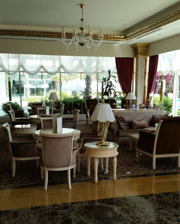 Sitzbereiche in der Lobby Bar Diamond Excellence Resort & Spa