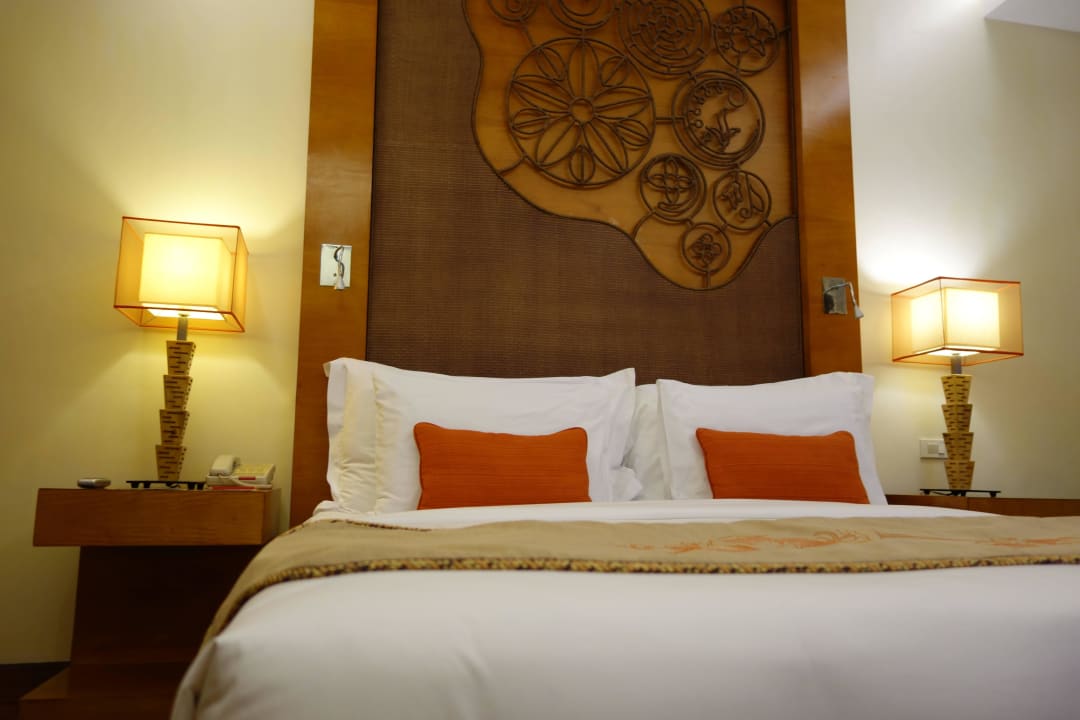 Tolle Deko und riesen King Size Bed Hotel Crimson Resort & Spa Mactan