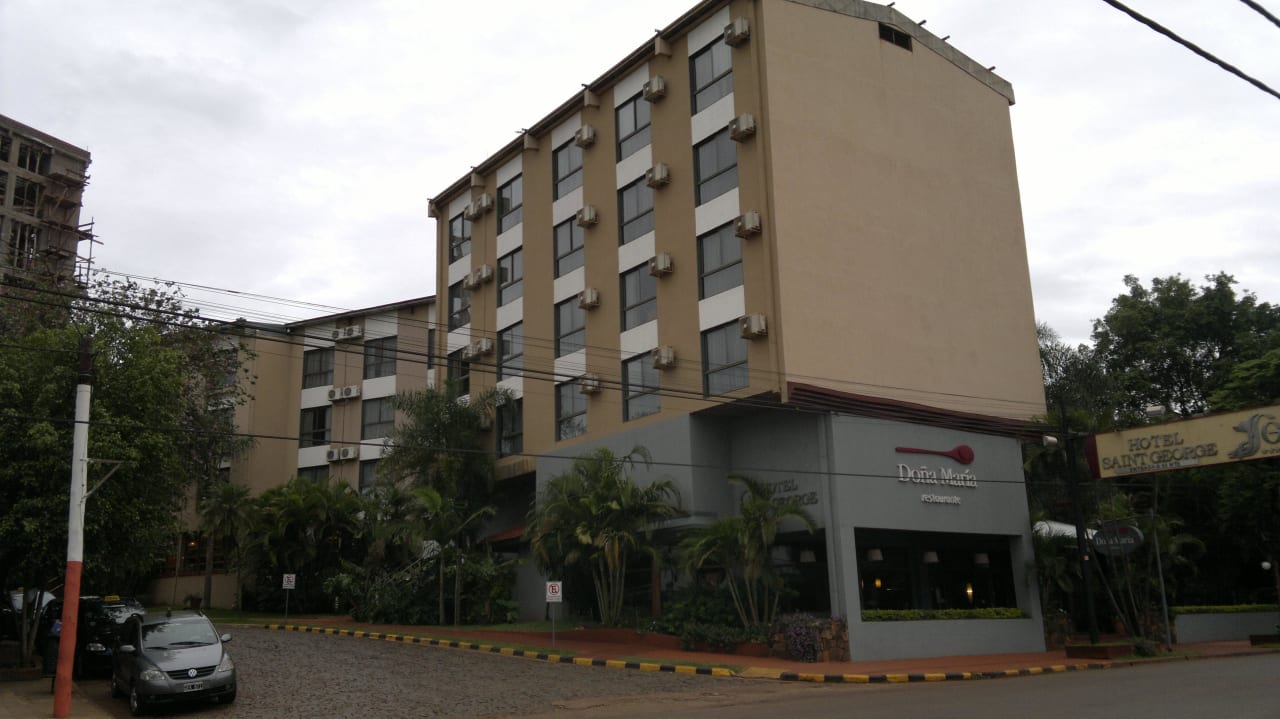 Hotel von der Strasse aus gesehen Hotel Saint George