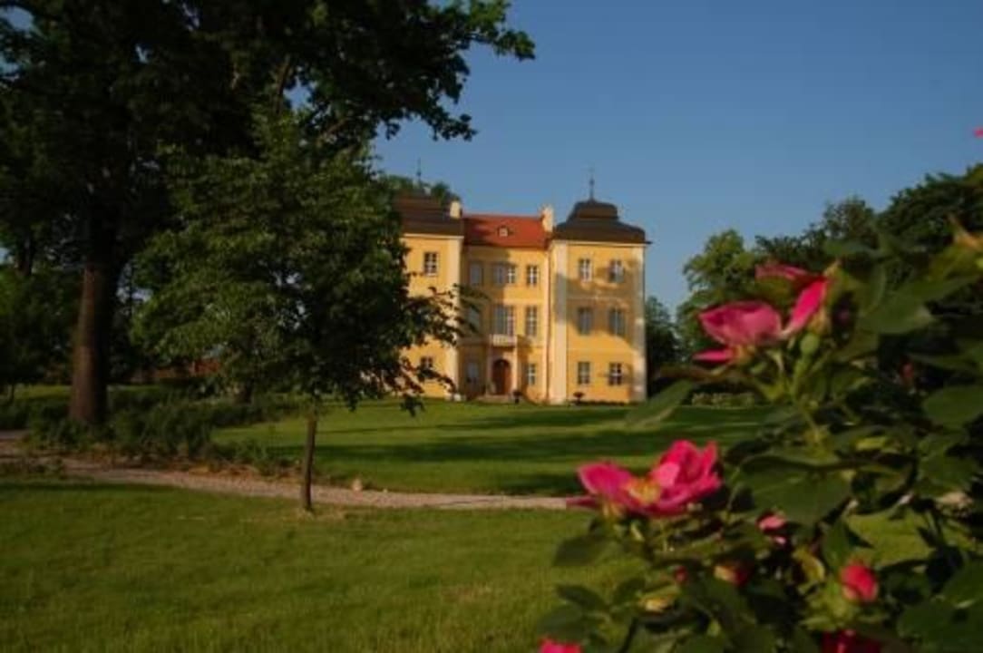 Ogród latem Pałac Łomnica - Schloss Lomnitz