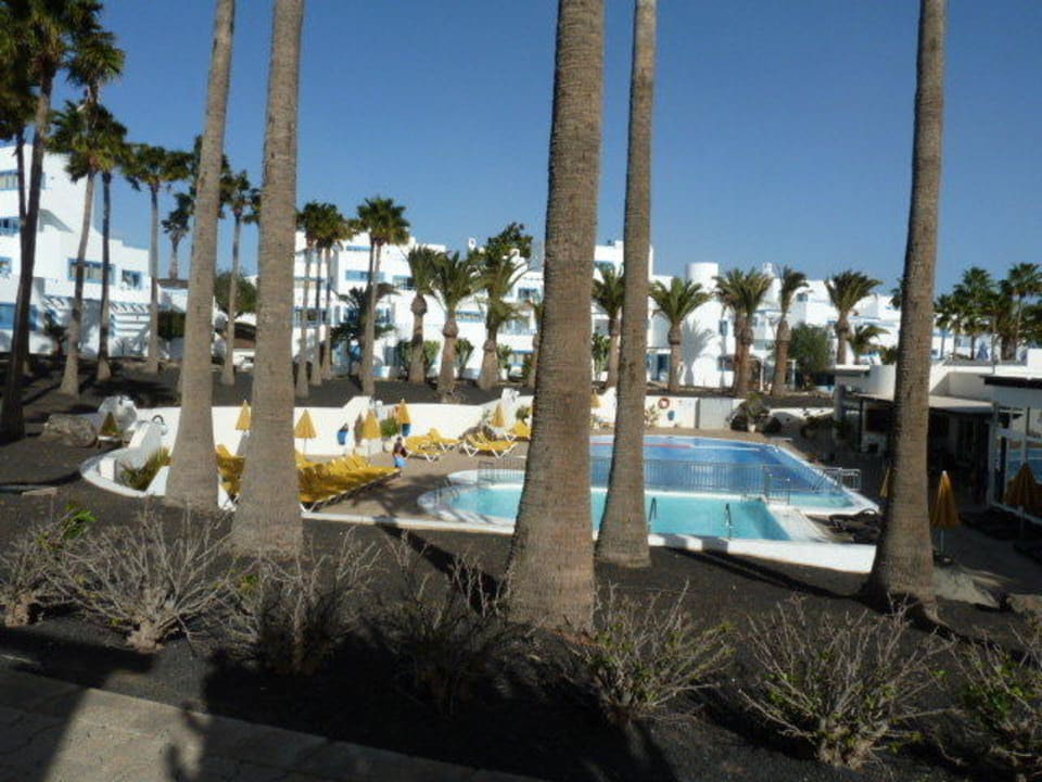 Quer über den Pool Aparthotel Costa Mar