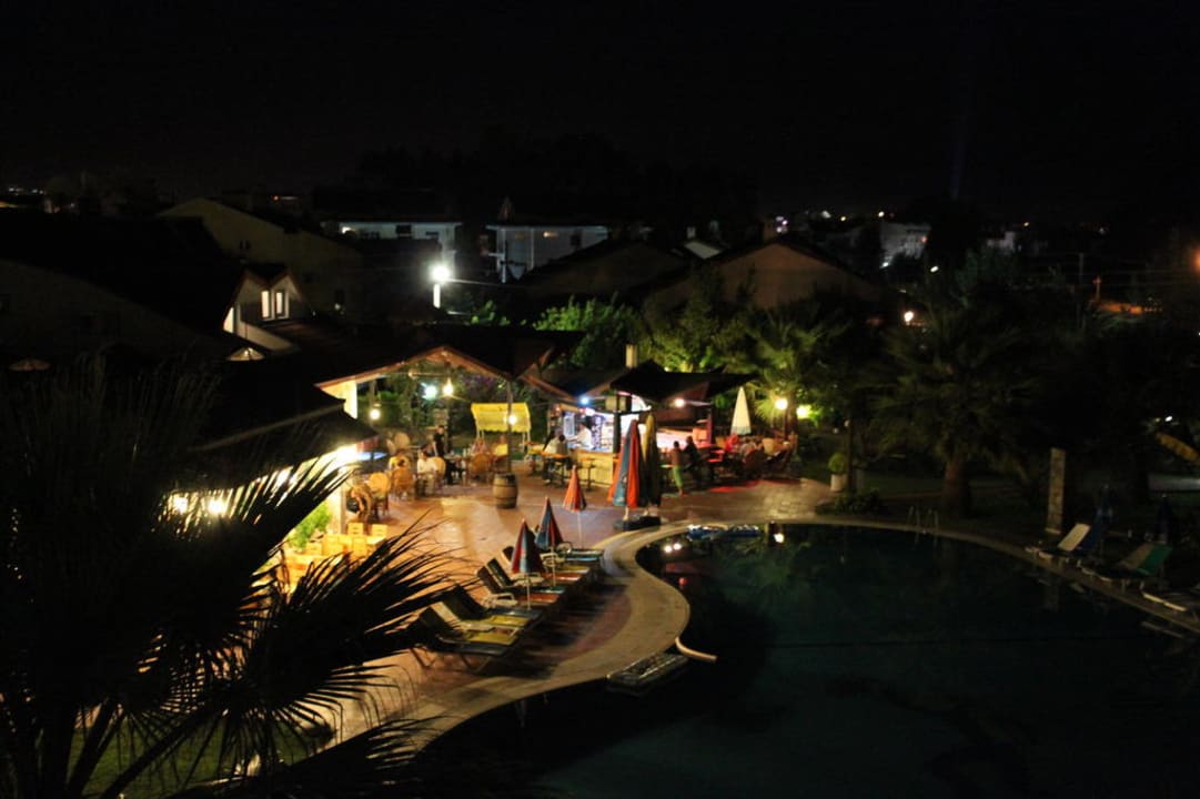 Bei Nacht! Hotel Rebin Beach