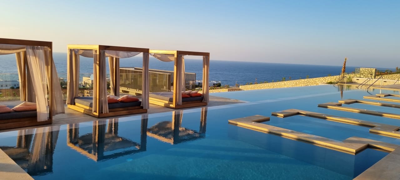 Pool The Royal Senses Resort, Curio Collection by Hilton