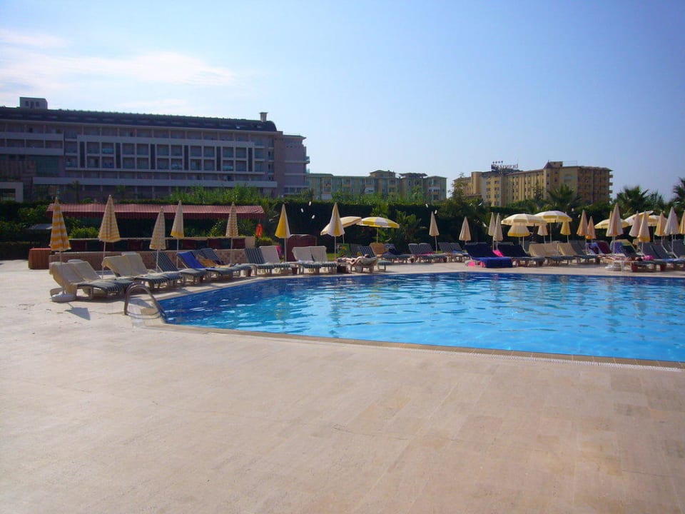 Pool am Morgen Hotel Royal Garden Beach