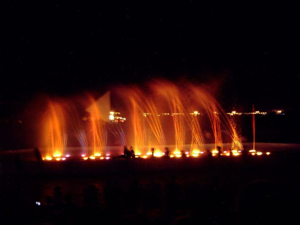 Tägliche Lichtspiele vor dem Haupthaus Blend Club Aqua Resort