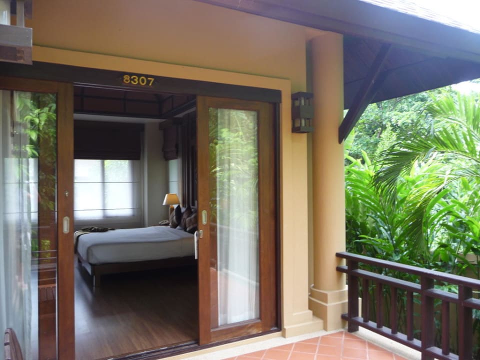 Blick von der Terrasse in den Bungalow The Fair House Beach Resort