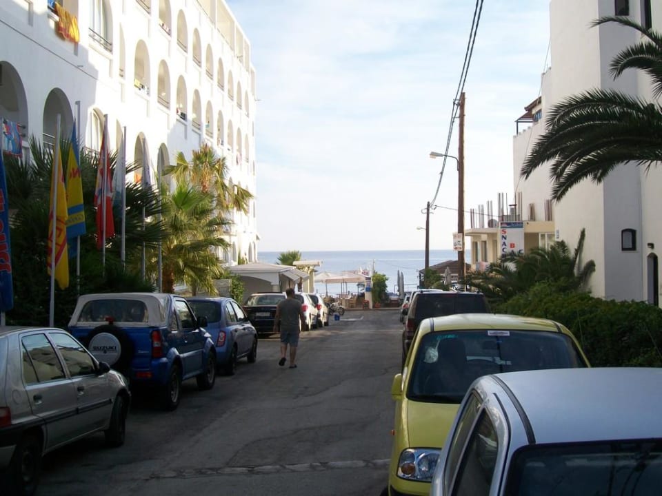 Strasse vor Hotel Glaros/Blick Richtung Strand Glaros Beach Hotel