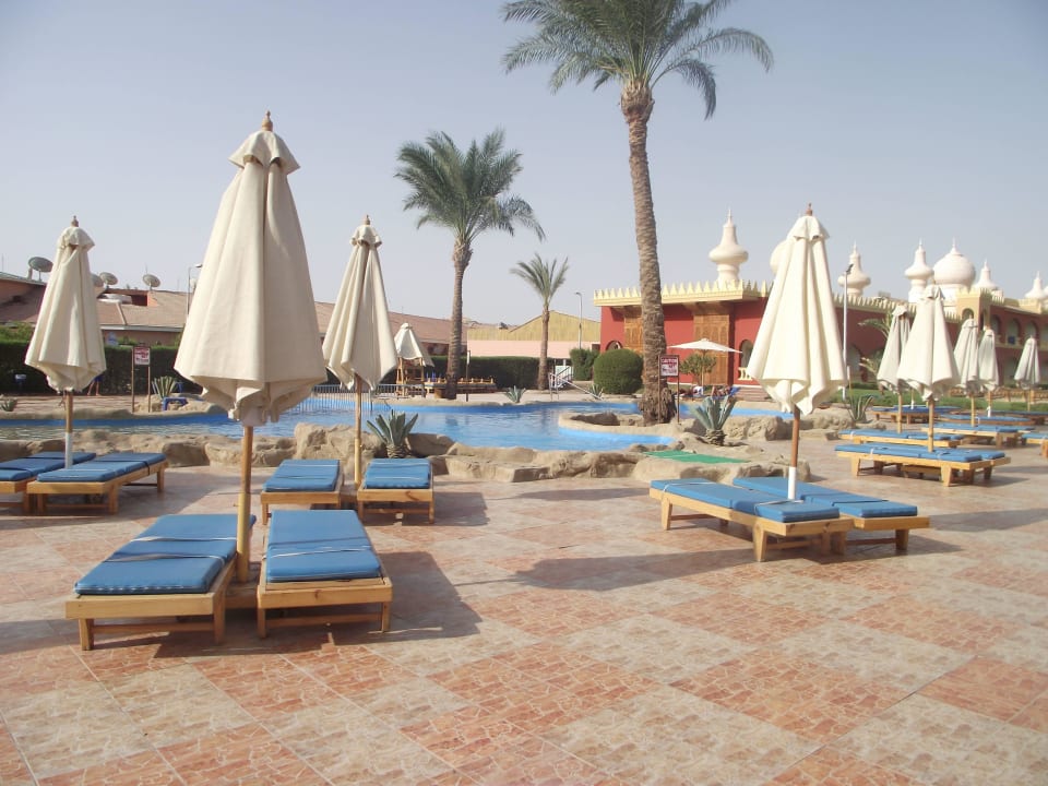 Liegen und Schirme Pickalbatros Alf Leila Wa Leila Resort - Neverland Hurghada